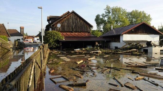 Flutschäden in Bayern: Angesichts milliardenschwerer Flut- und Hagelschäden will der Versicherer Munich Re seine Prämien anpa