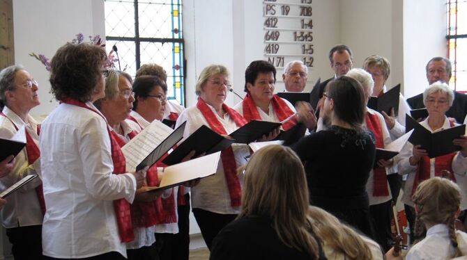Der Singkreis Rübgarten und junge Mitglieder der Musikschule Pliezhausen musizierten gemeinsam in der Kirche. FOTO: SCHÖNECK Der Singkreis Rübgarten und junge Mitglieder der Musikschule Pliezhausen musizierten gemeinsam in der Kirche. FOTO: SCHÖNECK