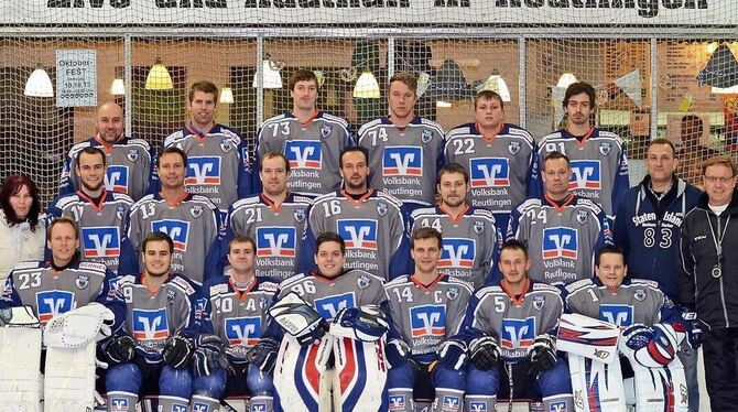 Die Eishockey-Mannschaft der TSG Reutlingen (hinten von links): Chris Melchior, Matthew Lewis, Martin Schaffroth, Dominique Erns