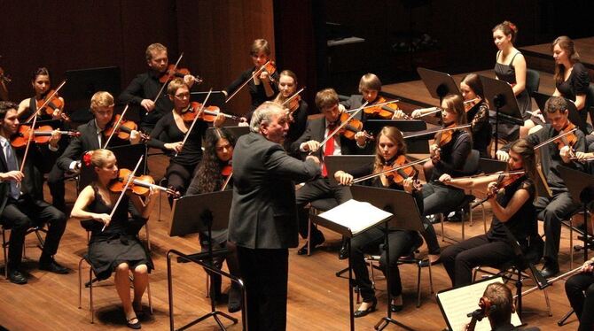 Da war richtig Energie drin: die Junge Sinfonie Reutlingen mit ihrem Dirigenten Rainer M. Schmid beim Herbstkonzert in der Stadt