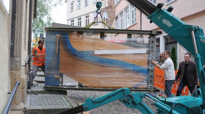 Mit Präzision und Kraft: David Klavins (ganz rechts) überwachte die Anlieferung Mit Präzision und Kraft: David Klavins (ganz rechts) überwachte die Anlieferung