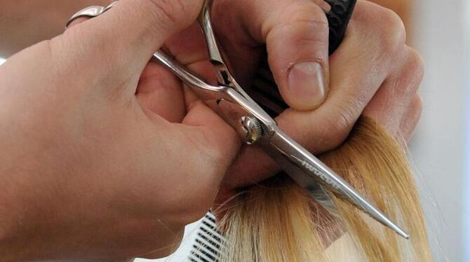 Der Tarifvertrag für Friseure sieht eine schrittweise Angleichung der Löhne in Ost und West vor. Foto: Britta Pedersen