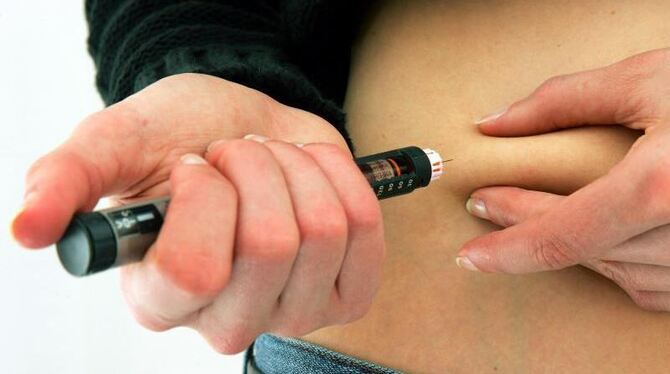 Eine Diabetikerin spritzt sich mit einem Insulin-Pen. Foto: Gero Breloer/Symbol