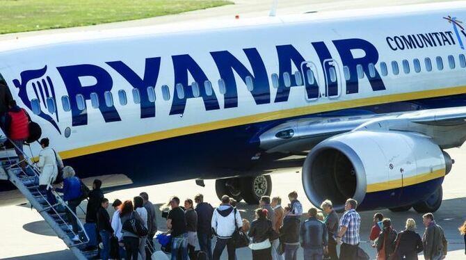 Nach Kritik geht der Billigfluganbieter Ryanair ein Stück auf die Kunden zu. Foto: Markus Scholz