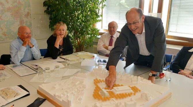 Bei einer Pressekonferenz im Juni waren noch alle guter Dinge, dass das Hotel neben der Stadthalle rasch gebaut werden kann (von