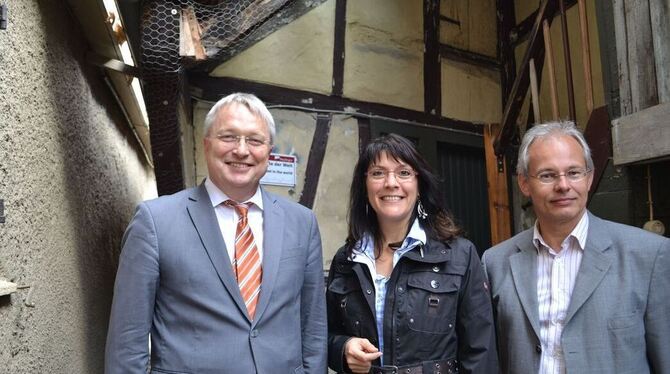 Verkündeten die frohe Botschaft von der Rettung der Spreuerhofstraße (von links): Robert Hahn, Tanja Ulmer und Dr. Christoph-Mic