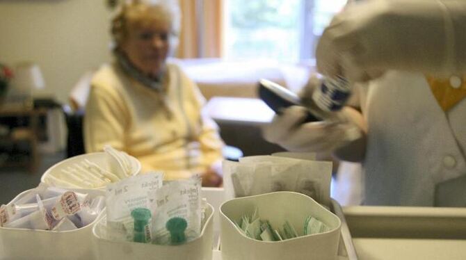 Eine Blutzuckerkontrolle wird in einem Seniorenzentrum in Hamburg vorbereitet. Foto: Angelika Warmuth/Archiv
