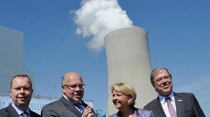 Der RWE-Vorstandsvorsitzende Terium (l-r), Umweltminister Altmaier (CDU), NRW-Ministerpräsidentin Kraft (SPD) und RWE-Power-V