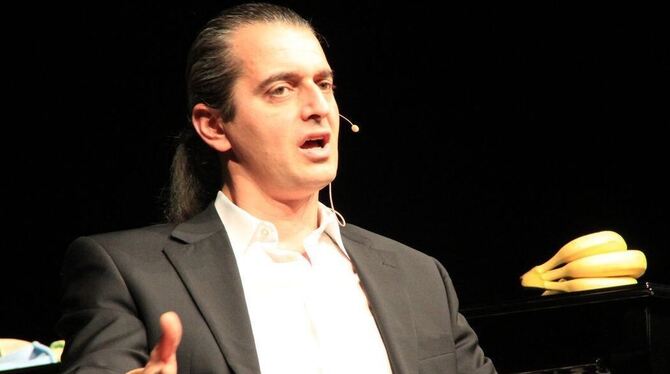 Bananen für den überzeugten Vegetarier: Kabarettist Hagen Rether. FOTO: KNAPPE