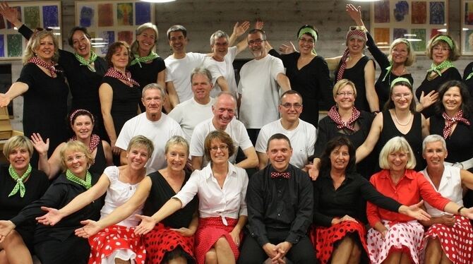 Nach zwanzig Jahren immer noch ein »Junger Chor«: die Voices mit Chorleiter Cornelius Fritz (vorn, in der Mitte). FOTO: STRÖHLE
