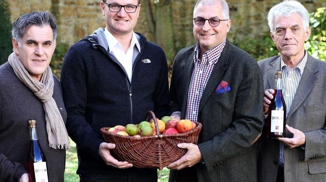Macher und Profitierende des prickelnden Cocktails: Sommelier Evangelos Pattas, Pfarrer Michael Krimmer, Hans Knauer von der Ros