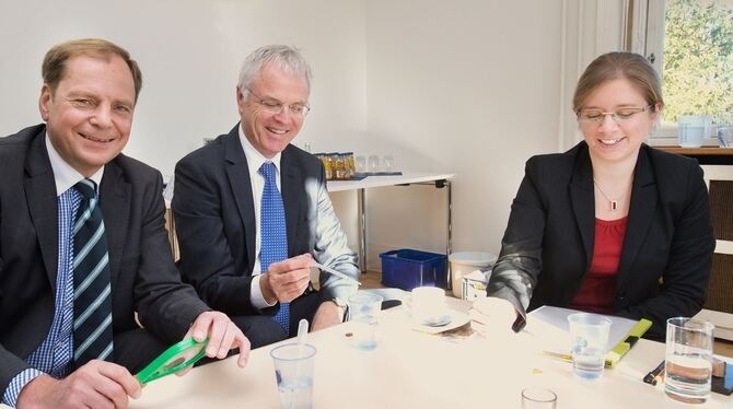 Auch Dr. Wolfgang Epp, Walter Herrmann und Cathrin Koch (von links) waren neugierig auf das eine oder andere Experiment.
