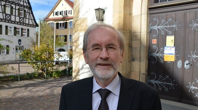 Noch eine Weile im Rathaus (im Hintergrund), aber zusätzlich auch für die Kirche engagiert: Pfullingens Bürgermeister Rudolf Heß Noch eine Weile im Rathaus (im Hintergrund), aber zusätzlich auch für die Kirche engagiert: Pfullingens Bürgermeister Rudolf Heß