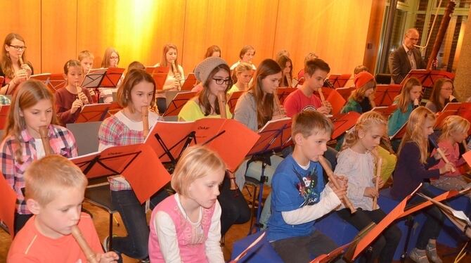 Jungen und Mädchen der Musikschule in Dettingen heimsten bei ihrem Blockflöten-Konzert großen Applaus eines begeisterten Publiku