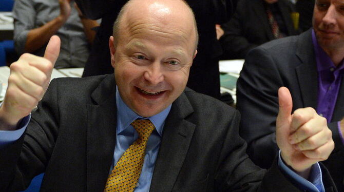 Der FDP Europaabgeordnete Michael Theurer, freut sich beim Landesparteitag der FDP Baden-Württemberg in Filderstadt  über seinen