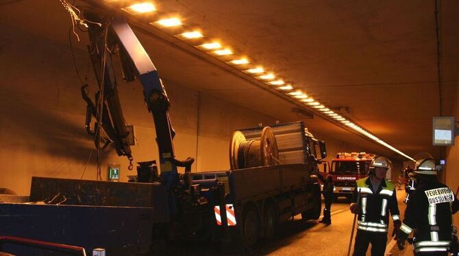 Der im Tunnel der B 27 verunglückte Lastwagen.