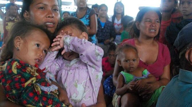 Familien haben sich vor »Haiyan« in Notunterkünfte geflüchtet. Foto: Jay Rommel Labra