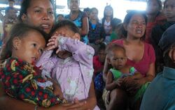 Familien haben sich vor «Haiyan» in Notunterkünfte geflüchtet. Foto: Jay Rommel Labra