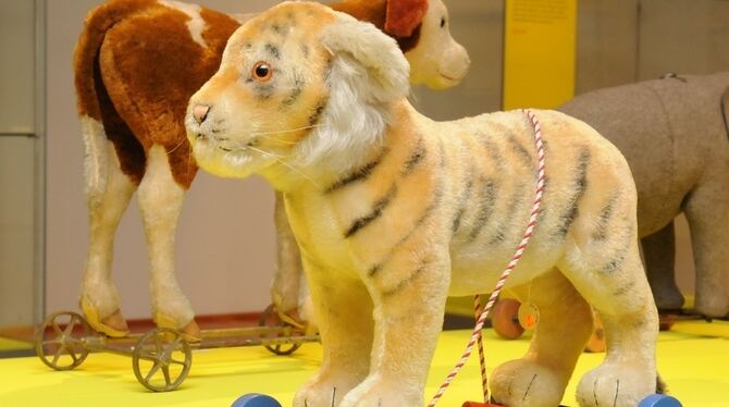 Plüschtiere wie dieser kleine Tiger und die Kuh im Hintergrund sind bis zum 9. Februar im zweiten Obergeschoss des Heimatmuseums