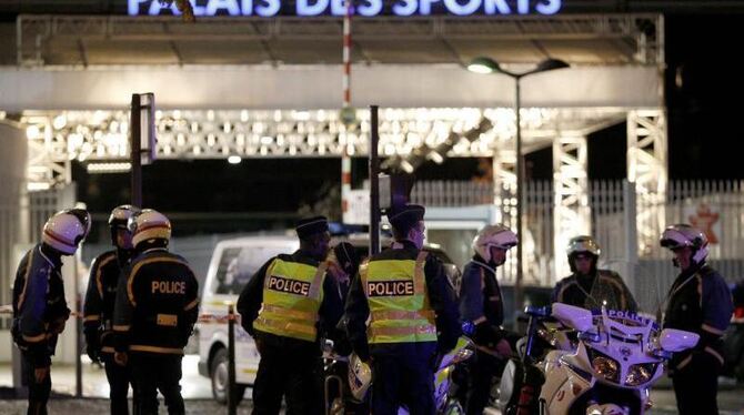 Einsatz in Paris: Polizisten vor dem »Palais des Sports« nach der schweren Explosion. Foto: Yoan Valat