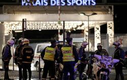 Einsatz in Paris: Polizisten vor dem "Palais des Sports" nach der schweren Explosion. Foto: Yoan Valat