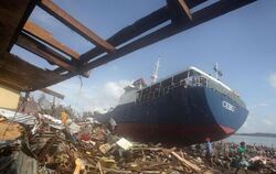 Gestrandet: Der Taifun spülte selbst große Frachtschiffe an Land. Foto: Francis R. Malasig
