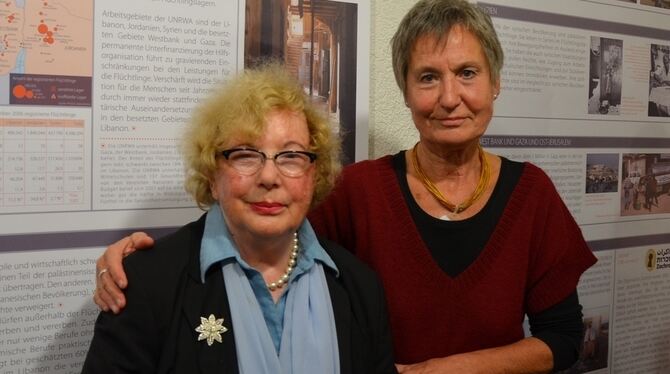 Felicia Langer (links) und Ingrid Rumpf vor den Tafeln der Ausstellung "Die Nakba – Flucht und Vertreibung der Palästinenser 194