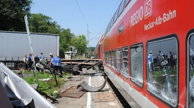 Der Lkw-Fahrer, der im Juli vergangenen Jahres das Bahnunglück in Wannweil verursacht hat, muss eine Geldstrafe zahlen. Außerdem Der Lkw-Fahrer, der im Juli vergangenen Jahres das Bahnunglück in Wannweil verursacht hat, muss eine Geldstrafe zahlen. Außerdem
