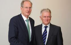 Stabwechsel: Fritz Kuhn (rechts) übernimmt den Vorsitz im Zweckverband von seinem Amtsvorgänger, Stuttgarts Alt-OB Wolfgang Schu
