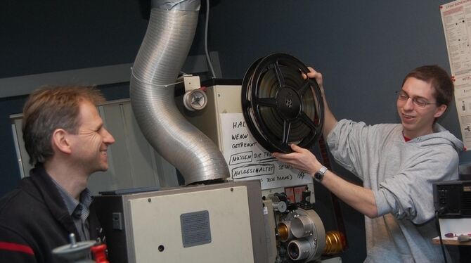 Es war einmal ein ratternder Projektor. Thorsten Hail (l.) und Achim Störmer vom Uracher Stadtjugendring im Luna. ARCHIVFOTO: PF