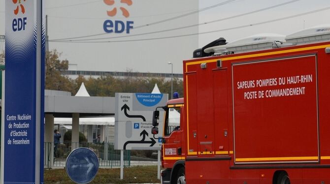 Feuerwehren und Zivilschützer üben den Ernstfall im Atomkraftwerk Fessenheim.