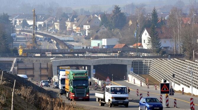 Mit der Vollendung des Tunnelbaus und der Gestaltung seines Dachs ist Dußlingen im Mai 2014 wiedervereinigt. GEA-ARCHIVFOTO: PAC