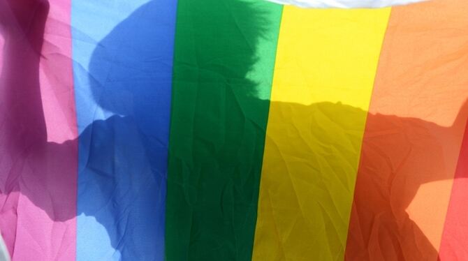 Die Regenbogenfahne ist das Symbol der Schwulen- und Lesbenbewegung.