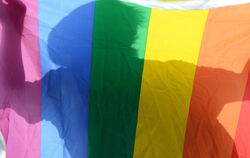 Die Regenbogenfahne ist das Symbol der Schwulen- und Lesbenbewegung.