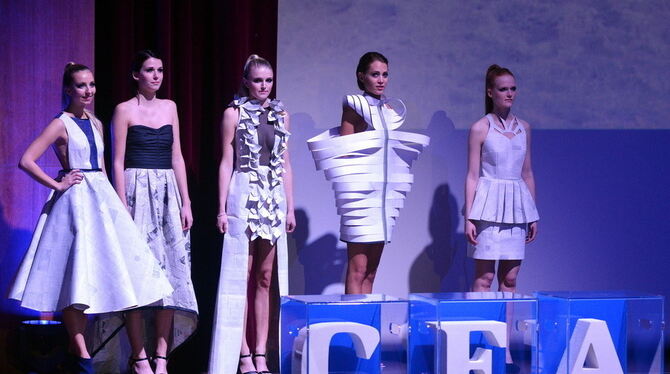 Models in Zeitungsmode, kreiert von der Reutlinger Hochschule für Textiles Design.