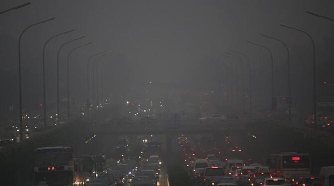 Smog in der Abenddämmerung von Peking: Der CO2-Ausstoß steigt weltweit weiter. Foto: How Hwee Young/Archiv