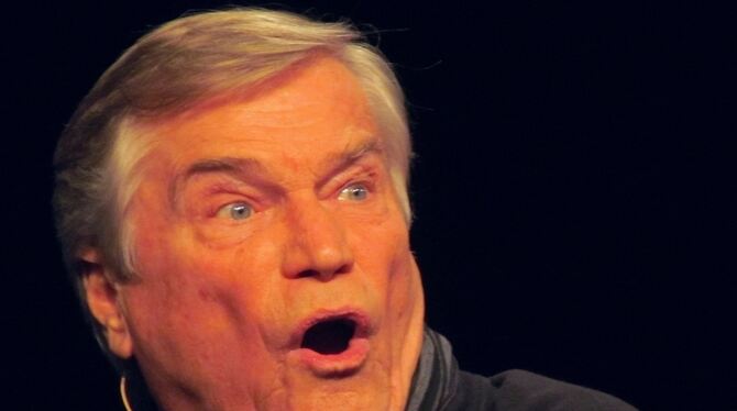 Weder Ehepaare noch Hundefreunde sind vor seinem Lästermaul sicher: Jochen Busse hat das Publikum im franz.K trefflich unterhalt Weder Ehepaare noch Hundefreunde sind vor seinem Lästermaul sicher: Jochen Busse hat das Publikum im franz.K trefflich unterhalt