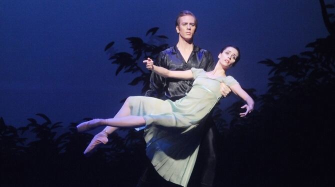 Admill Juyler als »der Unbekannte« und Bruna Andrade als »Anastasia« in dem Ballett »Dornröschen – Die Zarentochter« am Badische