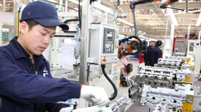 Arbeiter in Daimlers neuem Motorenwerk in Peking. Der deutsche Autokonzern übernimmt zwölf Prozent an Beijing Automotive. Fot