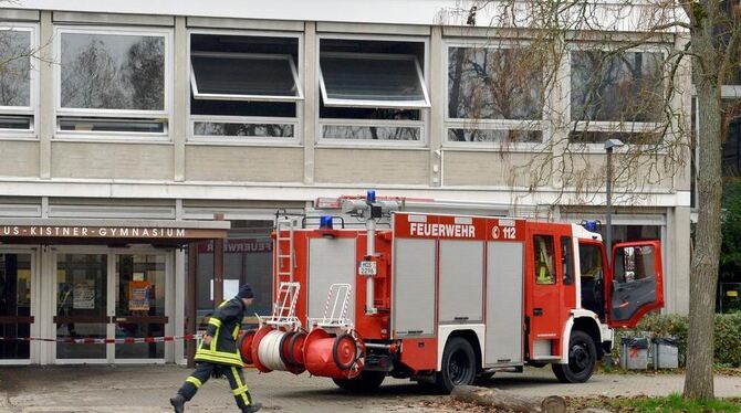 Feuerwehr vor dem Nicolaus-Kistner-Gymnasium in Mosbach.