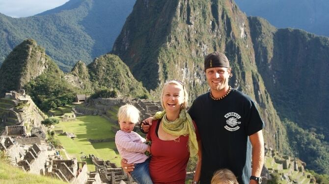 Vor dem Machu Picchu in Peru: Birgit und Heiko Baron mit ihren Töchtern Paula (unten) und Mina.  FOTO: PR
