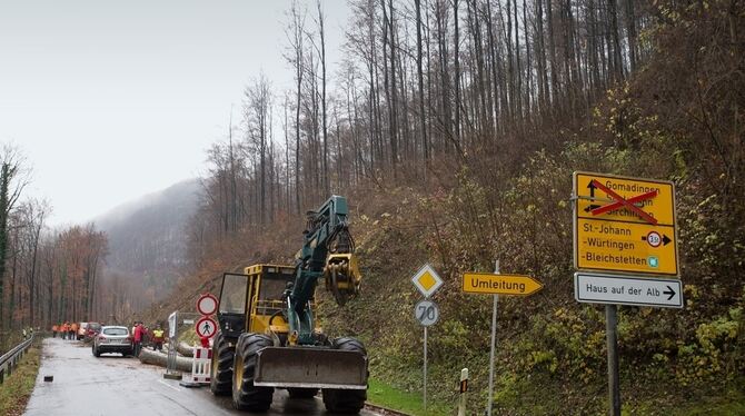Bereits seit Monaten ist die Sirchinger Steige bei Bad Urach zu. Für deren Sanierung, die bis in den Sommer 2014 dauert, wird de
