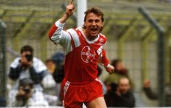 Der erste legale Transfer: Andreas Thom, DDR-Auswahlspieler, wechselte zu Bayer Leverkusen und wurde im Westen zu einer festen G