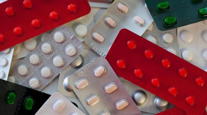 Tabletten liegen auf dem Tisch einer Apotheke . Foto: Patrick Pleul/Archiv