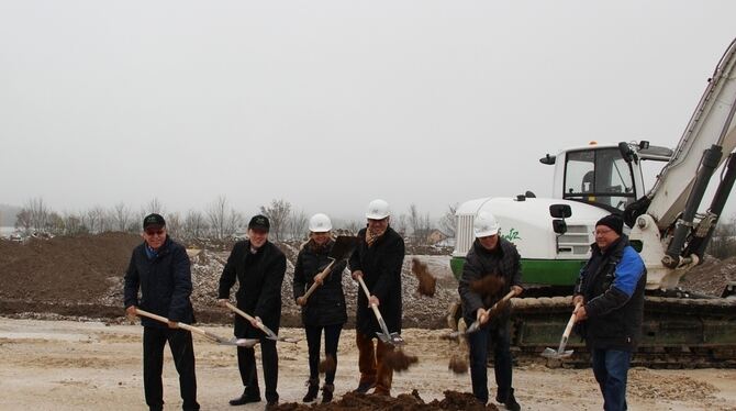 Spatenstich im Nieselregen: symbolischer Baubeginn eines Lebensmittelmarkts am Rande Oberstettens mit (von links) Wolfgang Ullma Spatenstich im Nieselregen: symbolischer Baubeginn eines Lebensmittelmarkts am Rande Oberstettens mit (von links) Wolfgang Ullma
