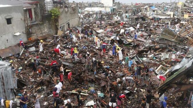 Die Stadt Tacloban gleicht noch immer einer Trümmerlandschaft. Die Zahl der Toten nach Taifun »Haiyan« ist auf 5235 gestiegen