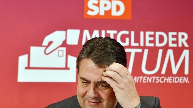Harte Arbeit für den SPD-Bundeschef: Parteimitglieder löchern Gabriel mit kritischen Fragen zur geplanten großen Koalition. F