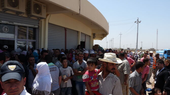Kurdische Flüchtlinge aus Syrien vor einem Laden in Domiz in der Autonomen Region Kurdistan. FOTO: RAHMIG