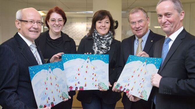 Birgit Dürr (Zweite von links) und Beate Bay vom GEA-Service-Center am Burgplatz helfen wieder, den Lions-Benefizkalender an die Birgit Dürr (Zweite von links) und Beate Bay vom GEA-Service-Center am Burgplatz helfen wieder, den Lions-Benefizkalender an die