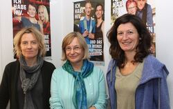Aufklärerinnen in Sachen HIV und Aids: Brigitte Ströbele (von links), Elisabeth Neuner-Götz und Sandra Kristen.  FOTO: STRÖHLE